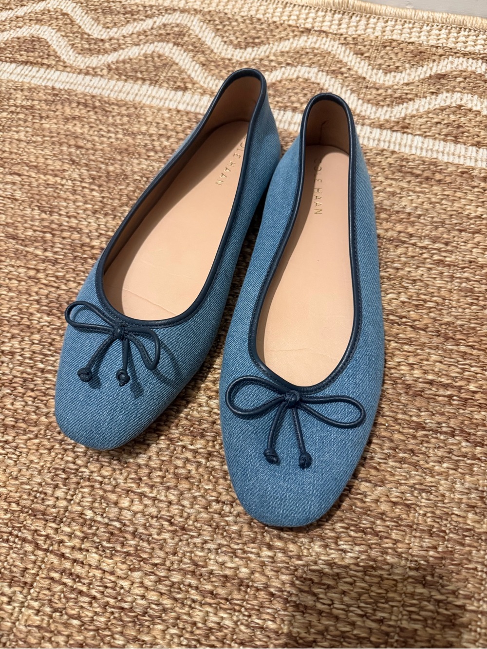 COLE HAAN
Yara Soft Flat In Light Denim